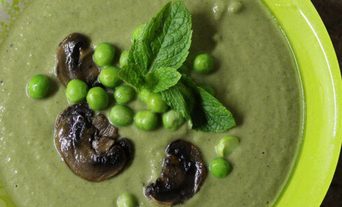 1. Острый суп-пюре с шампиньонами и зеленым горошком.  Вам понадобятся: 1 банка консервированных грибов, обезжиренное молоко  (0,5 л.), картофель (3-4 шт.), зеленый лук, укроп, чеснок, 1 ст. ложка  подсолнечного масла (можно любого другого), черный молотый перец, соль.  Приготовление: варим картофель, затем сливаем лишнюю воду, добавляем  грибы, молоко и чеснок, затем измельчаем все в блендере до нужной  консистенции. В готовый суп-пюре добавляем горошек, зелень, черный  молотый перец, масло и соль, хорошенечко перемешиваем (не при помощи  блендера) и подаем к столу!