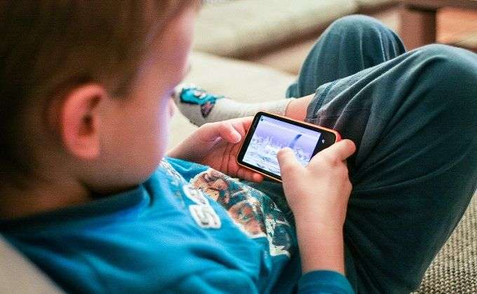 Ваш ребенок играет в игры на мобильном телефоне? Игровые приложения могут надолго привлечь его внимание, например, в зале ожидания на приеме у врача, но что он узнает полезного от таких игр?