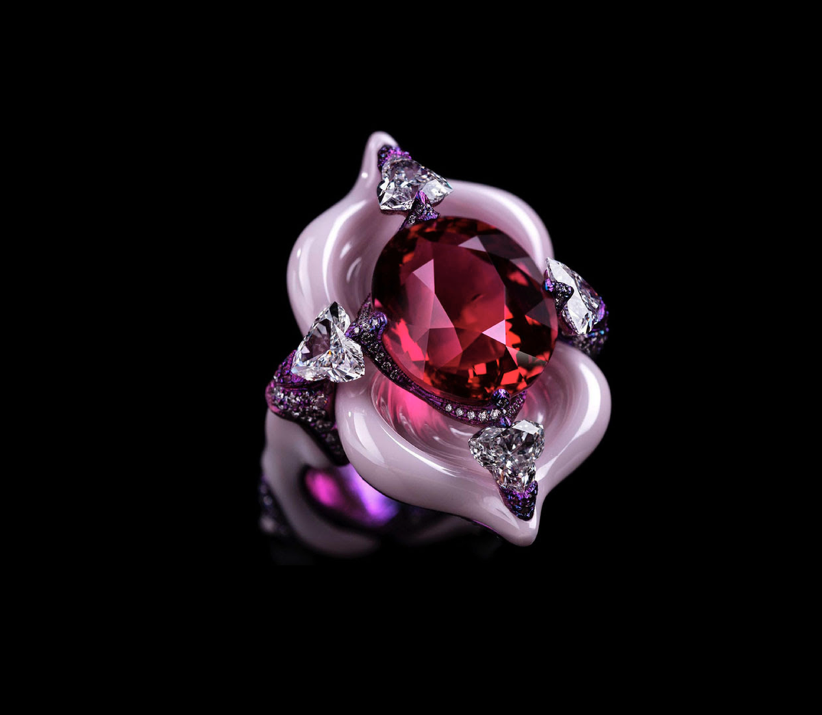 Кольцо экстраординарного ювелира Уоллеса Чана "Starlight Ballet" с применением интересных материалов: фарфор, титан, камни - шпинель, бриллианты, розовые сапфиры. Источник фото: @wallacechanart