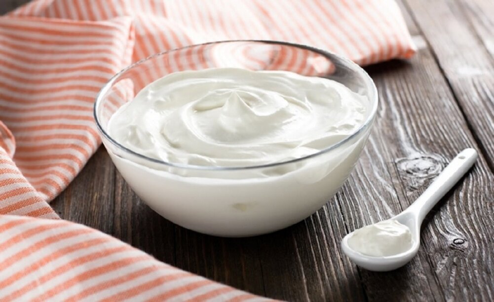 Греческий йогурт без добавок можно съесть в качестве перекуса. Но будет лучше, если вы добавите его к другим продуктам.-2