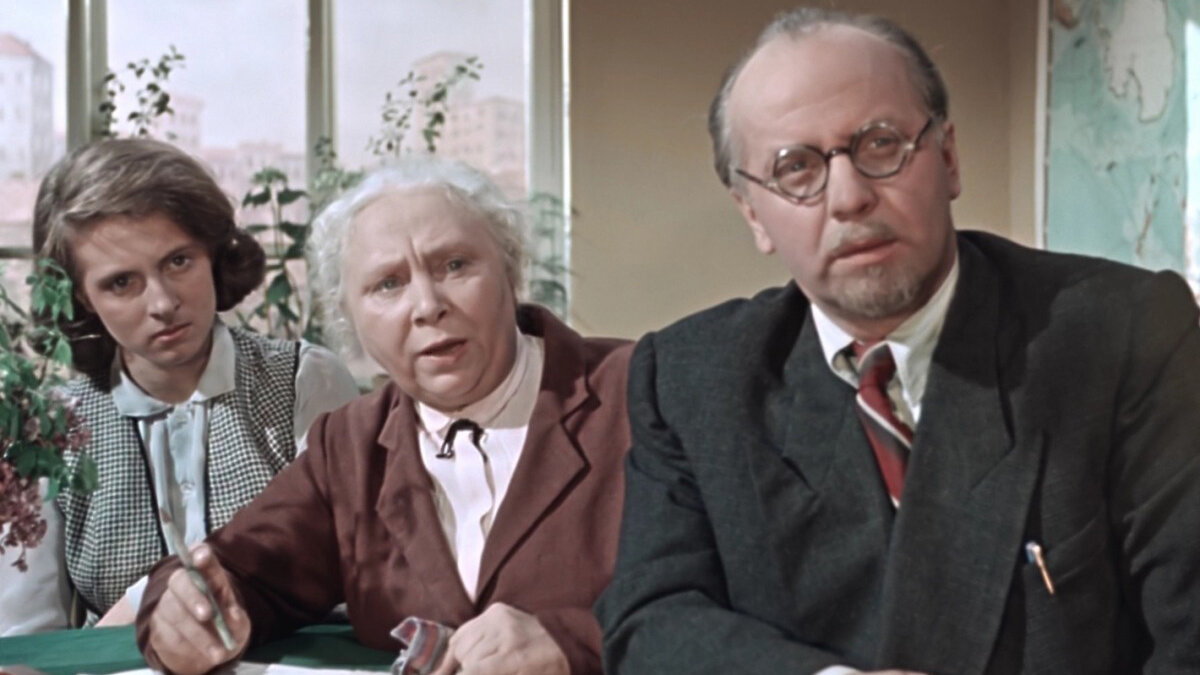 Ольга Черкасова (в центре) в роли Варвары Степановны — кадр из фильма «Старик Хоттабыч», 1956