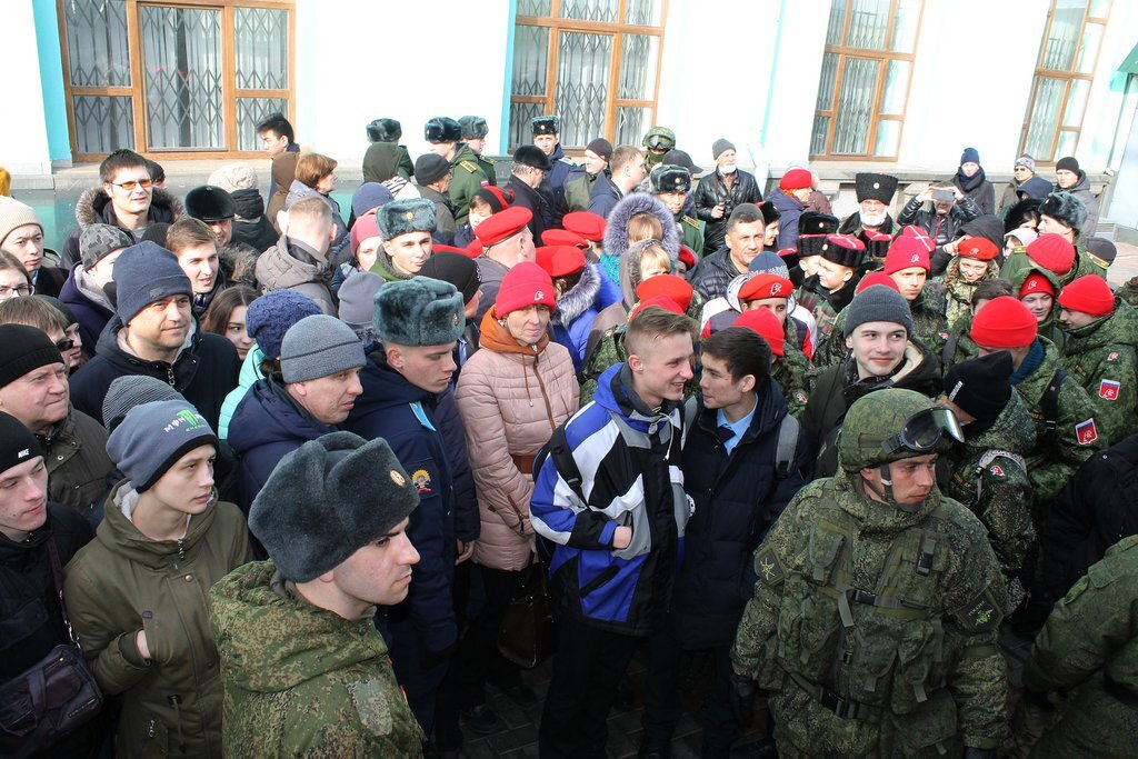 1. Очередь в вагоны с экспозицией

