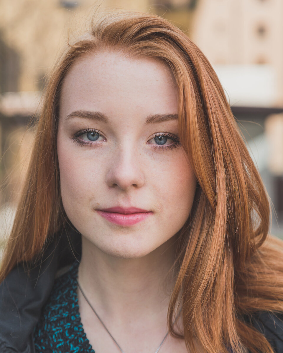 Хороший вариант. Просто портрет, без пафоса и изысков. Тут тоже не всё хорошо, например, фон и куртка