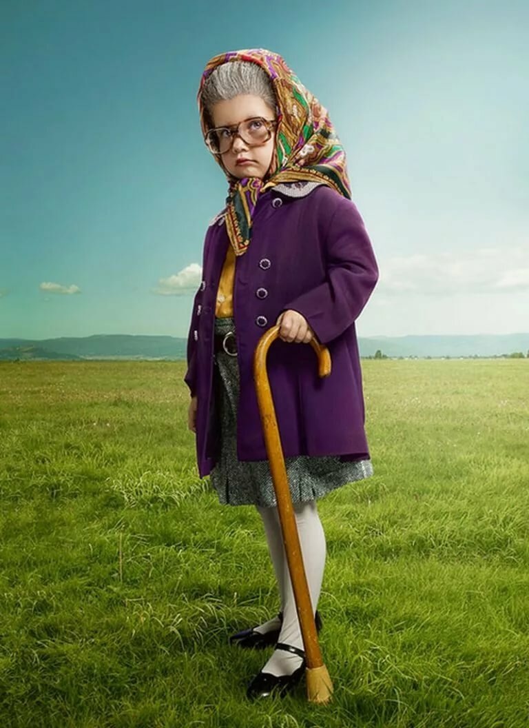 Выглядит она как женщина средних лет, а по разговору давно уже бабушка