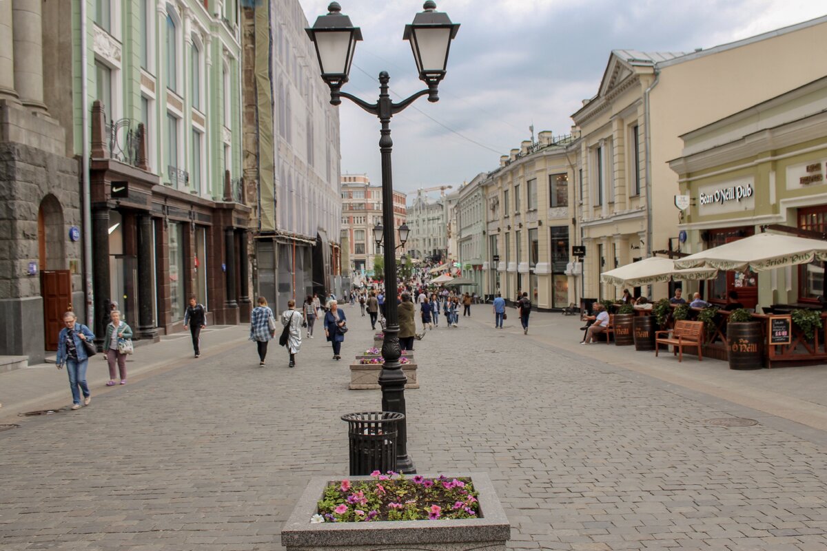 Мост рождественка. Кузнецкий мост Рождественка. Рождественка улица Москва. Улица Кузнецкий мост Москва. Пешеходная зона Кузнецкий мост.