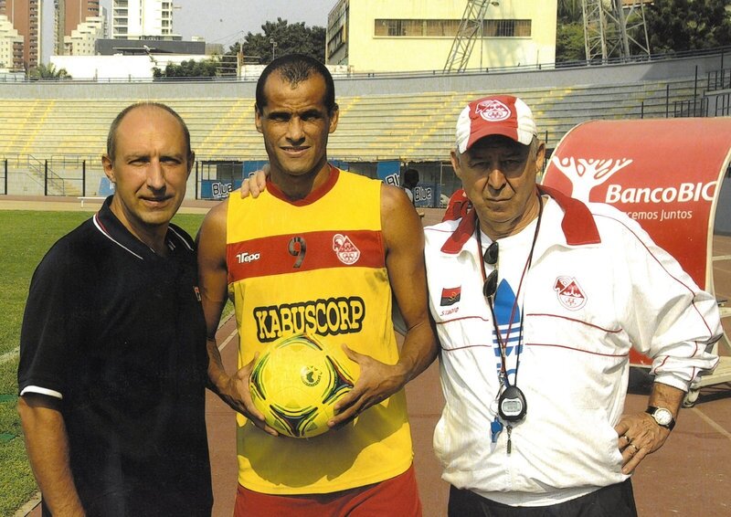 В центре Ривалдо, справа Бондаренко. 