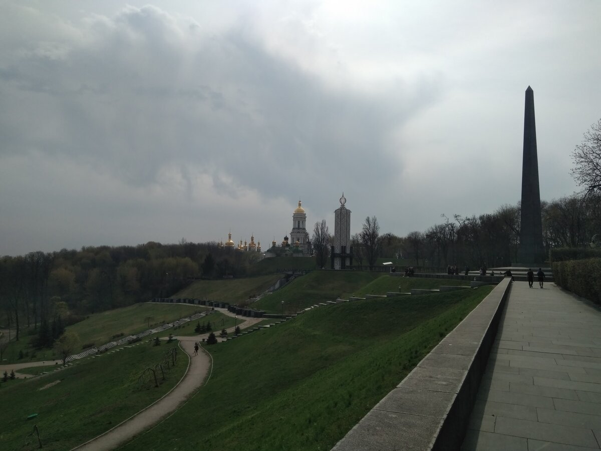 В апреле в Питере еще нет зелени, а в Киеве все зацветает. Вид на Киево-Печерскую Лавру