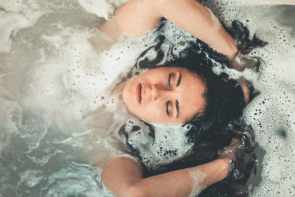 https://www.pexels.com/photo/woman-in-bath-tub-2306210/