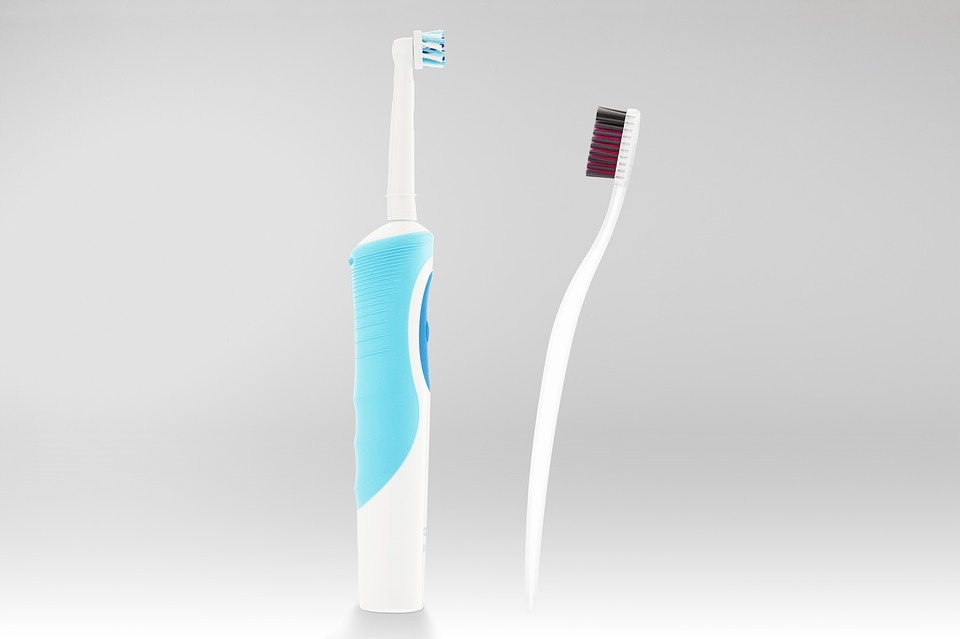https://cdn.pixabay.com/photo/2017/03/08/20/04/toothbrush-2127681_960_720.jpg