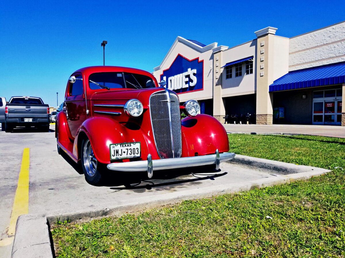 Приехал я в строительный магазин и на парковке увидел этот классический Шевроле, через некоторое время из магазина вышел старенький дедок, сел в машину и уехал. Правда она крутая?