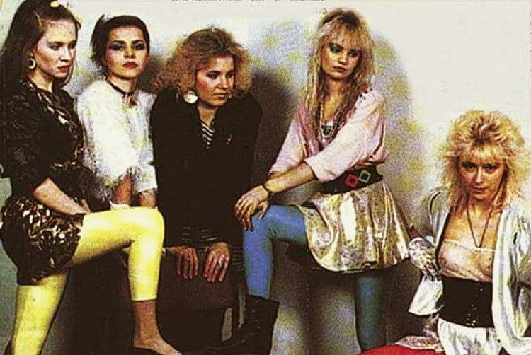 мода в 90-х, леггинсы и лосины, кожаные мини-юбки