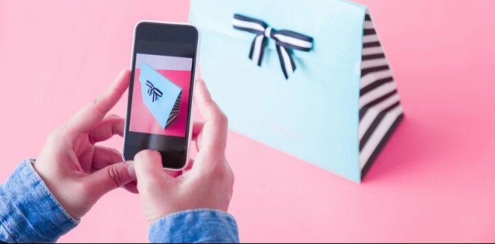 

Китайские товары и опасная косметика: как вас могут обмануть при покупке в Instagram

Наталья Копылова изучила способы мошенничества в соцсети и предупреждает: красивых картинок недостаточно, чтобы расставаться с деньгами.

Соцсеть Instagram открыла массу возможностей для локальных марок и их клиентов. Небольшое производство может зарегистрировать аккаунт и выйти напрямую к потребителю, сэкономив на создании сайта, раскрутке, публикациях в СМИ. А клиенты взамен получают доступ к классным брендам, о которых никогда не узнали бы.

Так выглядит идеальная история продвижения в Instagram. Реальность гораздо суровее. При покупке в соцсети нужно быть внимательнее, иначе рискуете стать жертвой недобросовестных продавцов. За красивыми фотографиями могут скрываться неприятные вещи.

AliExpress втридорога
Чтобы обнаружить китайские товары в Instagram, не нужно проводить особенной исследовательской работы. Например, вы точно видели в шоурумах что‑то из этих вещей — только по другим ценам.

