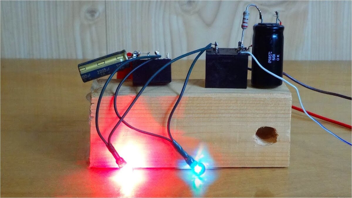 Полицейская мигалка без трнзисторов