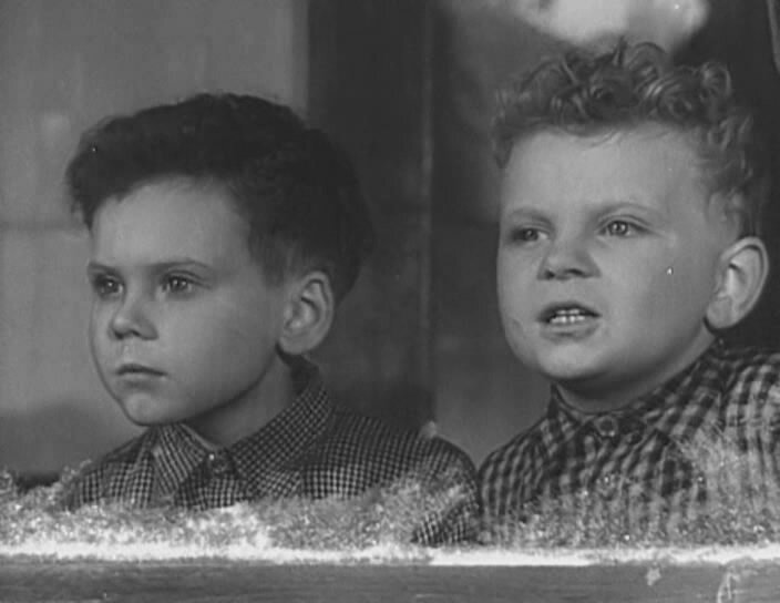 Кадр из кинофильма "Чук и Гек". 1953 г.