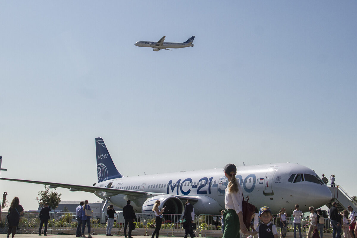 вот так два МС-21 удались в одном кадре. Демонстратор салона и демонстратор летной программы