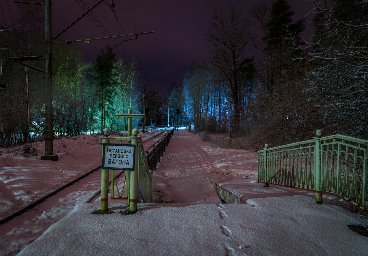 https://pixabay.com/ru/photos/станция-перрон-следы-снег-ночь-3112841/