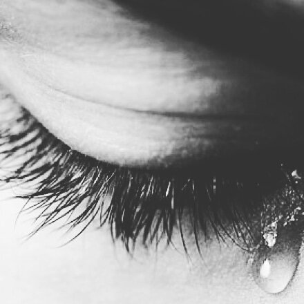 А дальше началась боль.Несбывшиеся надежды и мечты били как молоток,слова любви стучали в висках..Подруги крутили пальцем у виска ,говоря что это большая удача,что я смогла уйти.Он сразу и не понял,думал это блажь.Каприз.Была и агрессия,и мольбы и просьбы вернуться...Сняв первую попавшуюся квартиру ,я обрела какую то долю спокойствия.Но вместе с тем ,я осознав ,что я с таким человеком,который мной умело манипулировал,назвав всё происходящее любовью ,не смогу дальше жить ,всё равно не перестаю испытывать боль от потери отношений.что это?синдром жертвы или что?Ищу ответы на вопросы и не могу.Хожу по квартире из угла в угол и задаю себе вопрос,а что дальше?