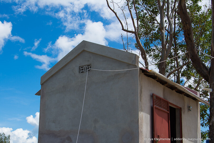 2. Итак, панели - кабель - контроллер в подсобке. Сейчас кабель сечением 2,5 мм2, это очень мало, так как его общая протяженность составляет 18 метров. Большие потери.

