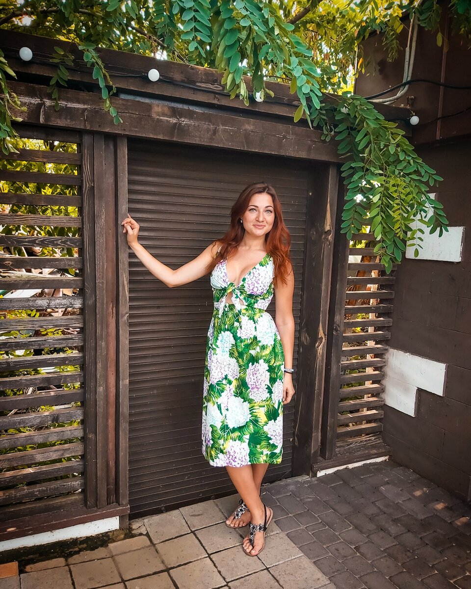 Как часто вы прислушиваетесь к душе? Именно к тому, что хочешь она?!⠀Разум и душа ведут нас абсолютно разными дорогами. У разума (здравого смысла) все рационально, доходчиво и структурировано... надо делать так и так, обращать внимание на то и это... но куда это нас ведёт? Делает ли счастливыми? Гармонизирует ли?!⠀Душу услышать очень тяжело. Ее желания спрятаны, окутаны неверием в собственные силы и забиты авторитетом разума...⠀Но душа всегда чувствует то, что сделает вас счастливым!!! Без чужих навязанных ценностей!!!⠀Ну кто сказал, что каждому человеку для счастья нужны деньги и статус?! Может кто-то будет на 7 небе от деревенского домика и 5 детей!!⠀Общество нам навязывает общие ценности и стереотипы, правила и показатели взаимоотношений...Мы бежим, стремимся к «чужим» целям, пытаемся найти место под солнцем, произвести впечатление...⠀Как же это пусто 🙈🤦🏻‍♀️⠀Самое большое счастье это слышать своё сердце, чувствовать истинные желания души❤️⠀Если идёшь по велению сердца, то дорога будет складываться сама... будут знаки и события, подтверждающие верность выбранного пути ☺️❤️⠀И не слушайте никого! Никто кроме вас не знает, что ДЛЯ ВАС ЛУЧШЕ!⠀И людей мы чувствуем через душу:- помните чувство любви? - первой, чистой, без статусов и претензий?!А что происходит сейчас с нами?! Почему мы уже не прислушиваемся к себе при выборе партера? Почему мы, зачастую, делаем акценты на его статусе, обеспеченности и внешности? Это от того, что негативный опыт выработал страх или здравый смысл берет своё?!⠀Вот и столкнулись снова 2 понятия, но уже в другой интерпретации)Так что же лучше слушать🙈😍:⠀Сердце и душу или разум и здравый смысл?❤️😎