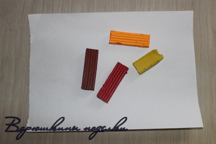 Берем чистый альбомный лист и пластилин