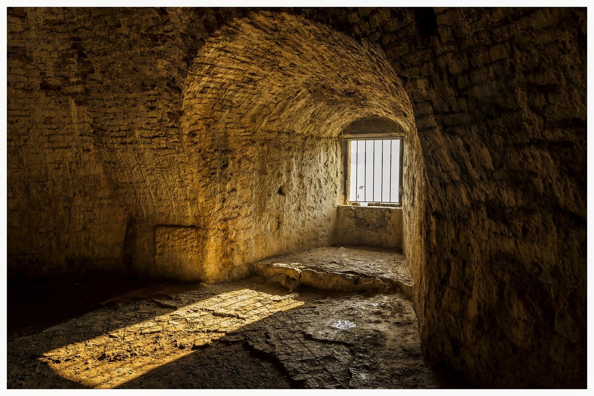 https://cdn.pixabay.com/photo/2019/01/10/09/28/castle-3925038_960_720.jpg