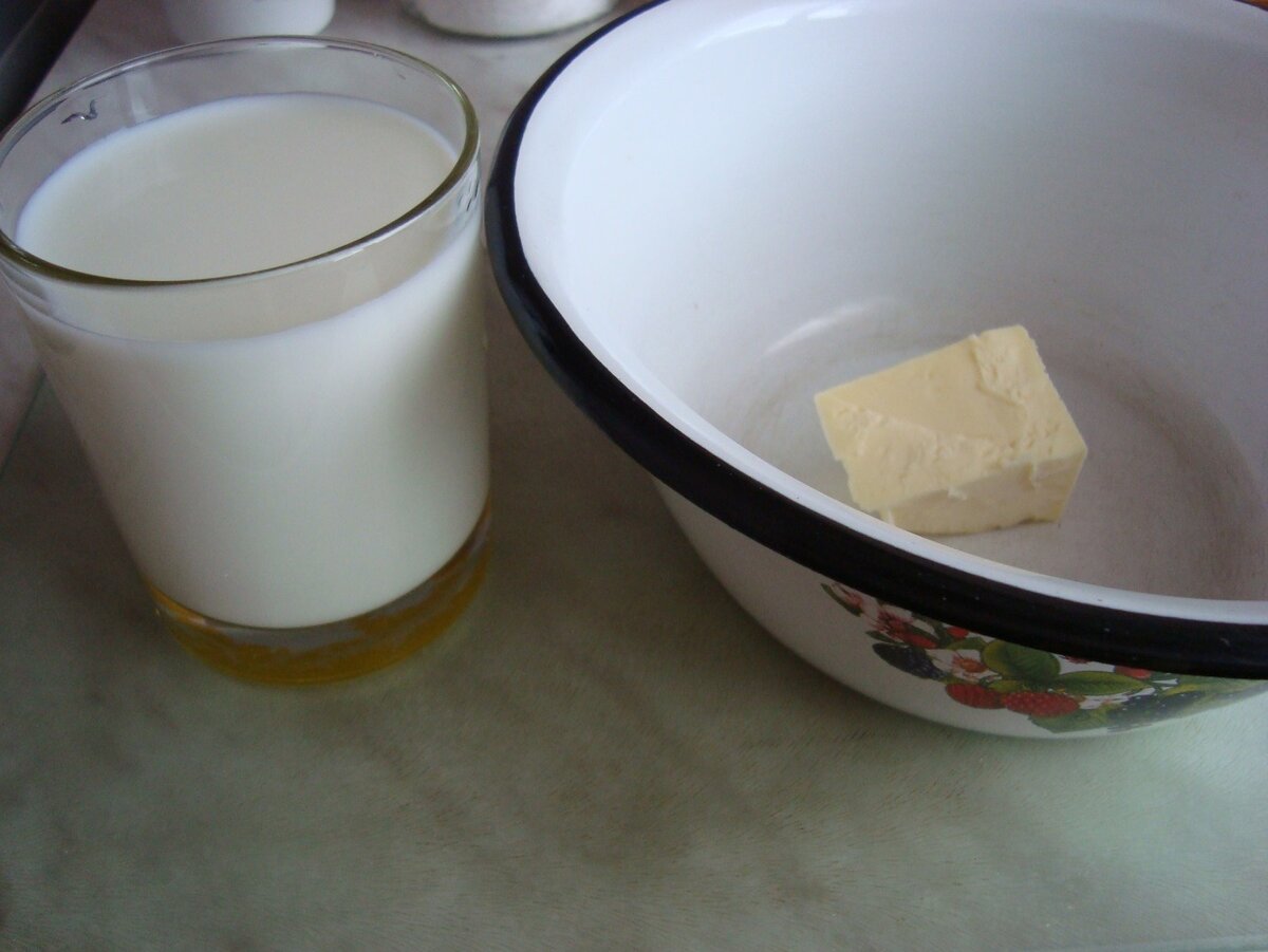  Когда масло растворится, в теплую молочно-масляную смесь кладем дрожжи.