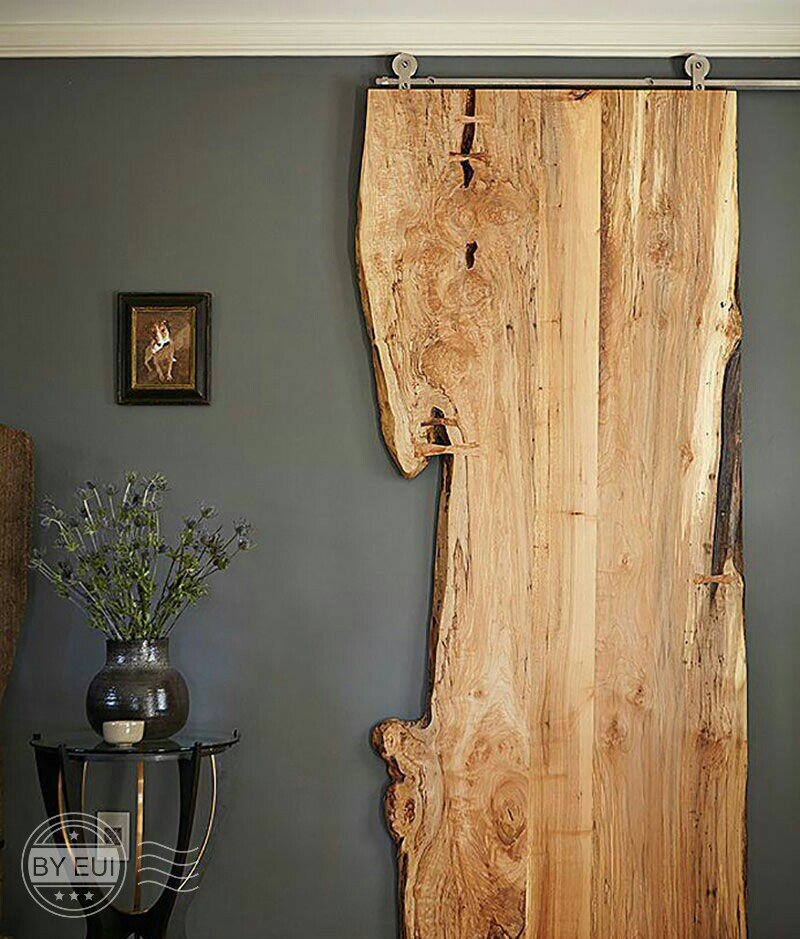 Фото двери из необрезной доски, для иллюстрации.