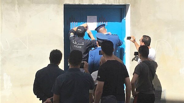 Власти опечатывают Л'эглис Тафат в Тизи-Удзу.