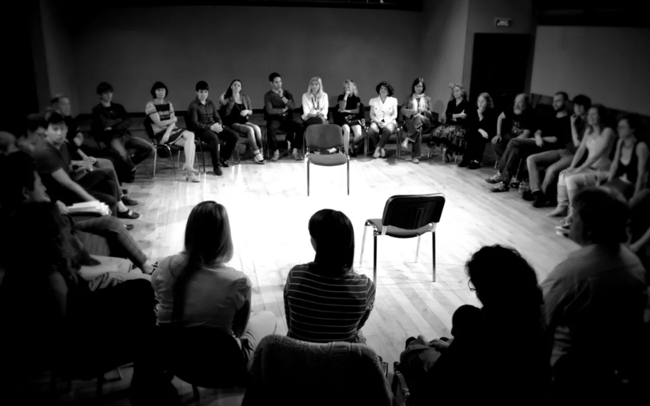 -"Привет я Любовь и я не умею наращивать ногти" - "Привет! Любовь"