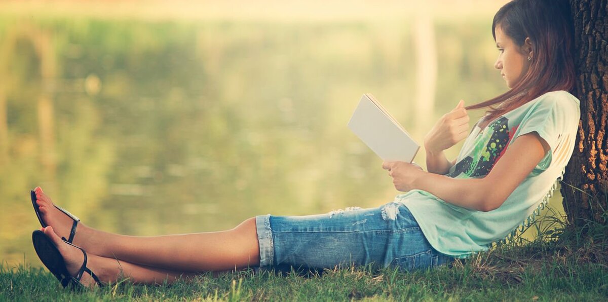 Книги которые помогут девушек. Позитивная девушка. Топ 10 книг по саморазвитию для женщин 2022. Книга человек. Модная девушка с книжкой.