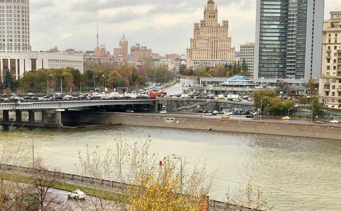 Какая вода в москве. Акватория Москвы реки. Набережная Тараса Шевченко Мосводосток. Москва река грязная вода. Загрязнённая Москва река.