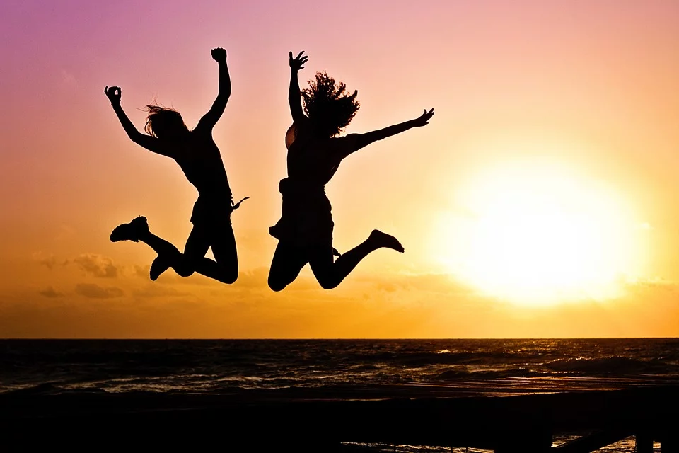 https://pixabay.com/ru/photos/молодежь-активные-перейти-счастливы-570881/