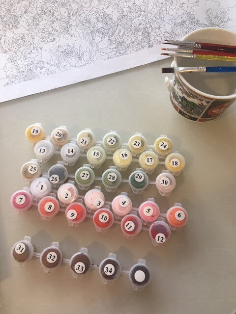 Краски в наборе идут вот в таких баночках с номерами