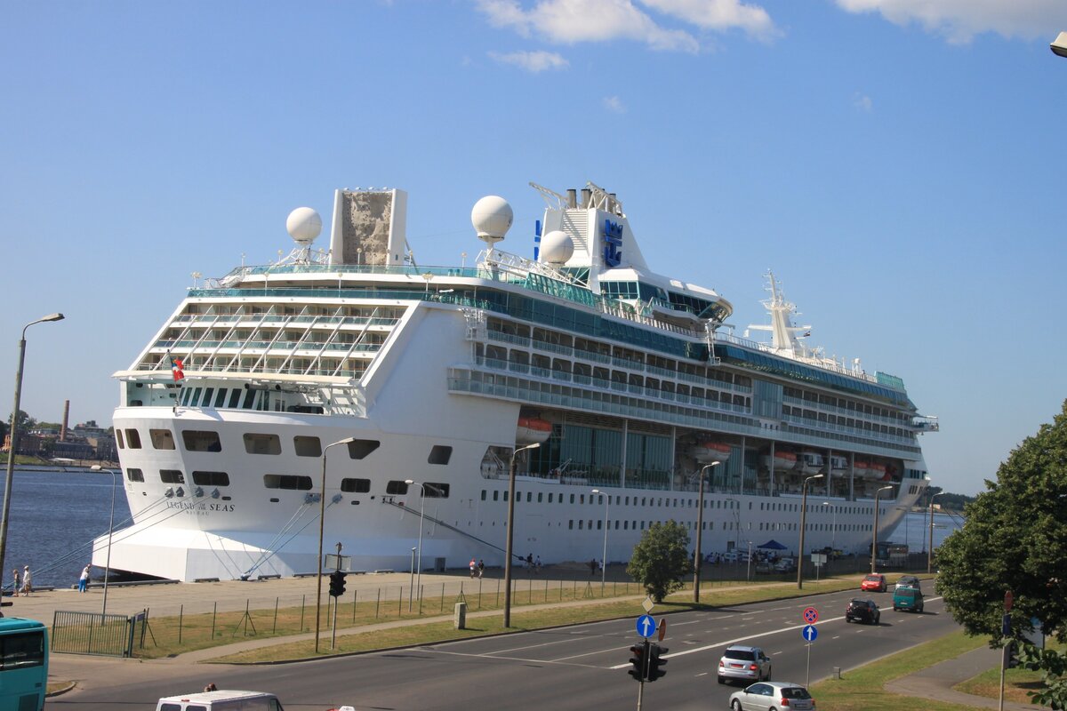 Морской порт Неаполь. Стар принцесс круизный лайнер. Independence of the Seas круиз. Порт Неаполя пассажирский.