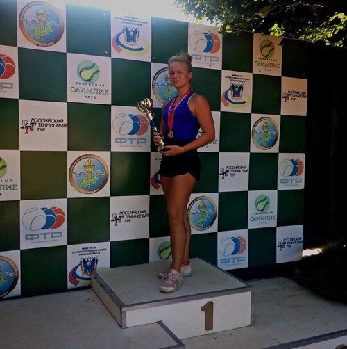 - Здравствуйте! Спасибо! Признаюсь, в детстве я, наверное, как и многие девочки, мечтала быть моделью или актрисой (улыбается Алиса, - ред.). В четырёхлетнем возрасте даже выиграла компьютер в конкурсе детских фотографии с продукцией «Дисней». Но мама с папой мне тогда сказали: спортсмен сможет стать и моделью, и актрисой, а вот наоборот уже не получится. Родители увлекались любительским теннисом в г. Тосно, а меня решили отвести на профессиональный - во Всеволожскую детскую теннисную академию. В те годы в академию брали только с шести лет. Мне же было четыре с половиной. Тренер разглядел во мне спортивные данные и меня приняли на обучение. Правда, потом хотели отчислить (улыбнулась Алиса, - ред.): остальные дети были старше и выполняли задания, что давал тренер, я же стучала мячиком во все, что не надо было. А мне просто-напросто было скучно. Я не понимала, зачем мне это все надо и почему родители хотят, чтобы я так страдала. Сейчас это кажется забавным, но, видимо, мне суждено было оказаться именно там и именно в это время. Тренер по ОФП всё твердила моим родителям, что у меня отличные теннисные данные и мне нужна техника, которую в ВДТА никто мне не поставит. Так мы оказались в Гатчине, у Станислава Бублика. На тот момент он профессионально тренировал только своего сына Александра (Александр Бублик, профессиональный теннисист, на данный момент первая ракетка Казахстана, входит в топ-50 ATP – ред.) и никого не брал. Но меня взял. Благодаря нашим ежедневным многочасовым тренировкам, у меня один из самых сильных ударов справа.