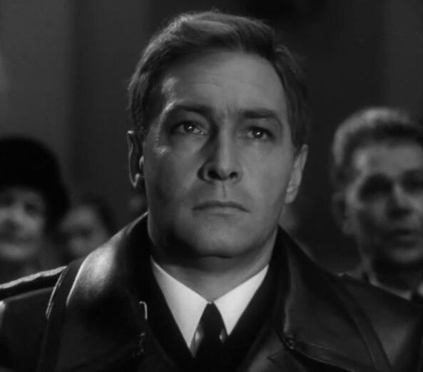 В 6-й серии Штирлиц в шестой раз смотрит фильм-ревю «Девушка моей мечты» (в немецком прокате - «Женщина моих грёз»). Кадр из фильма «Семнадцать мгновений весны» (1973). Источник - YouTube