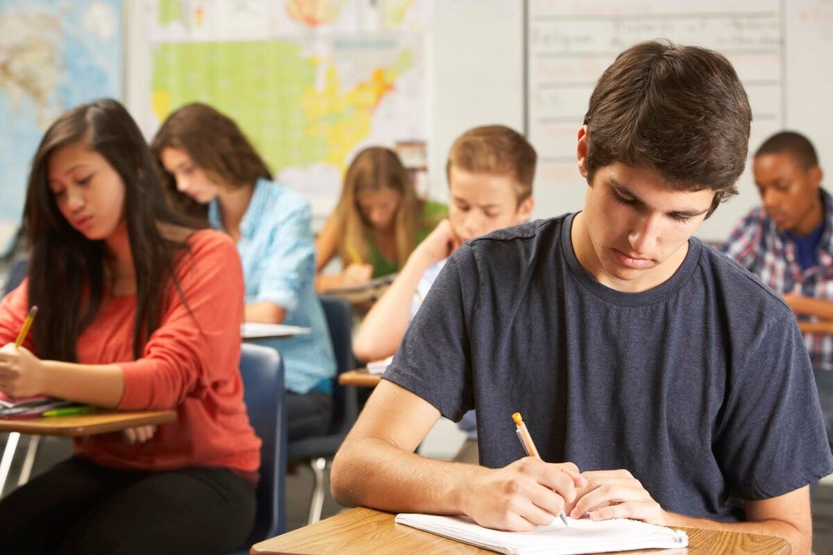 O school. Студенты на уроке. Студент за партой. Подросток за партой. Подростки на занятиях.