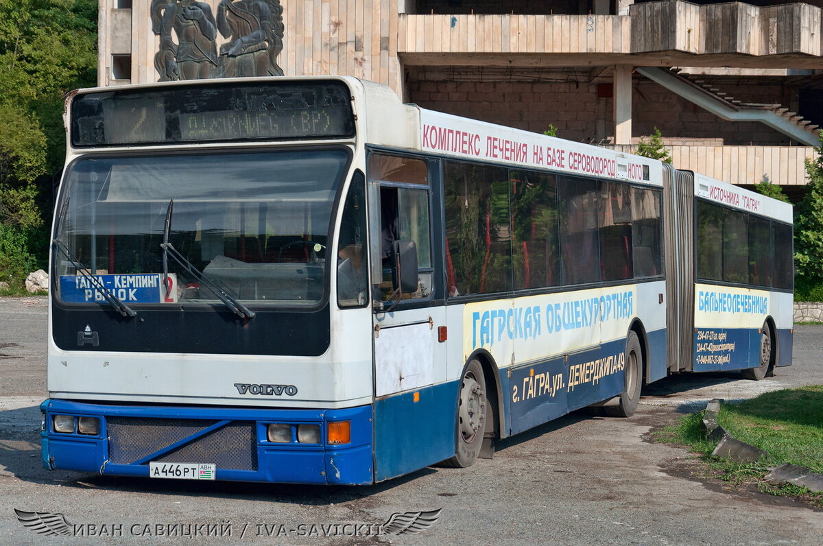 Кажется ещё немного и он начнёт копать землю дном. и как они только ездят ещё?