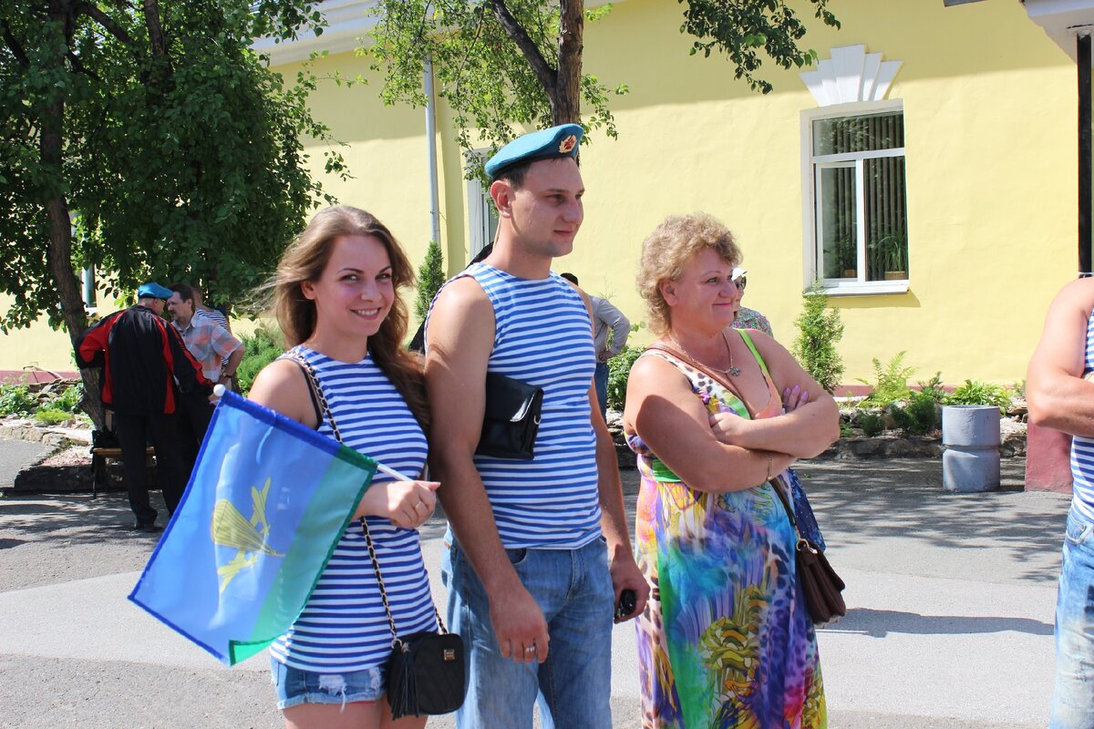 На фото: А жаль. что тельняшку некоторые не снимают...