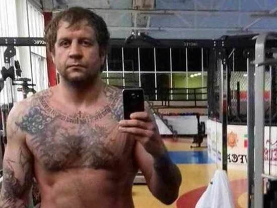 Даже серьёзные мужчины селфятся