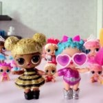 Кукла ЛОЛ – это миниатюрная игрушка в шаре. При покупке невозможно угадать – какая именно игрушка попадется. В наборе идут сама кукла, бутылочка, платье, ботиночки и различные наклейки. Каждая игрушка имеет свою особенность. Чтобы узнать, какую именно, нужно напоить ее водой из бутылочки. Куколка может пить, плеваться, ходить в туалет или менять цвет. Для детей от 3 лет.