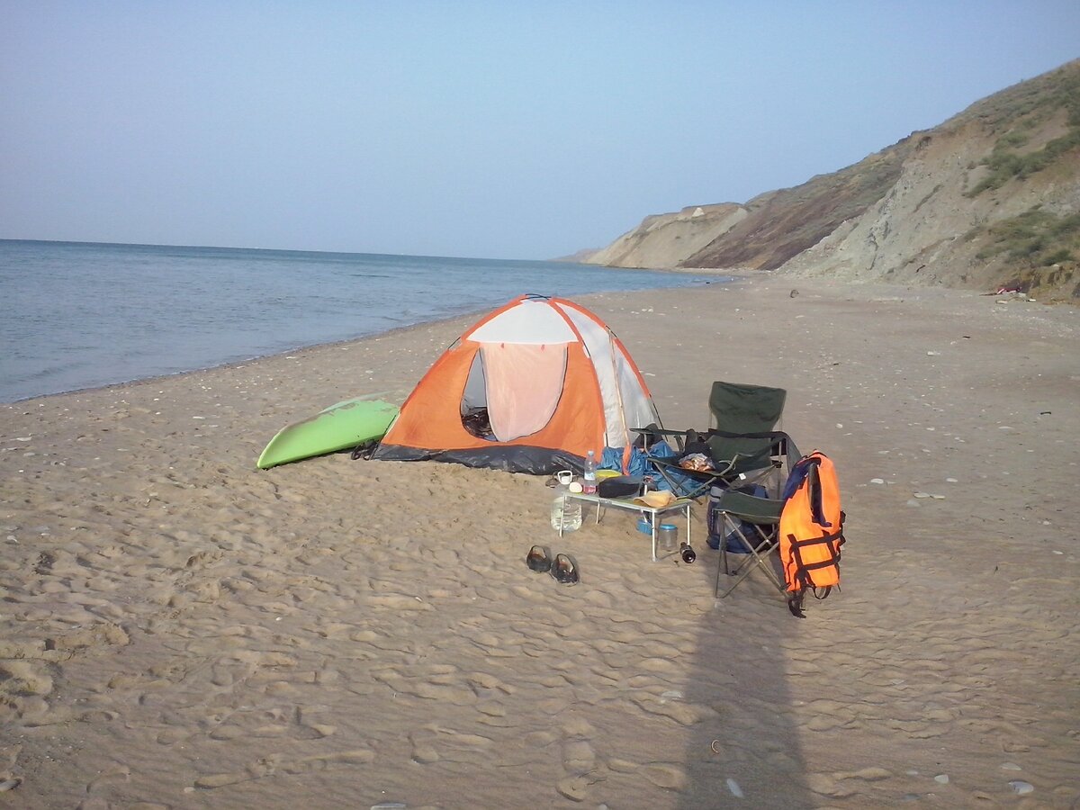 Берег Черного моря. Пустынный пляж. Дельфины, солнце, фрукты. Стрессов нет. Или лучше в Нижневартовск? 