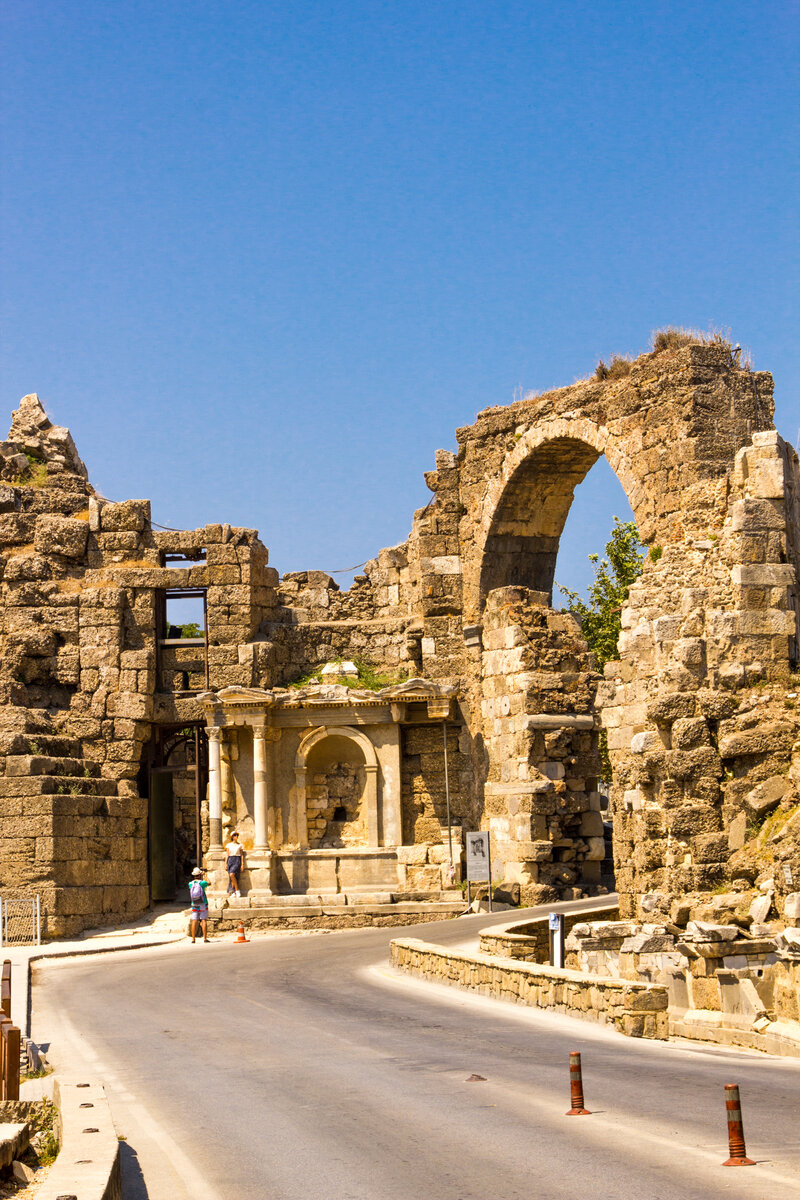 Арка в исторической части города Сиде.