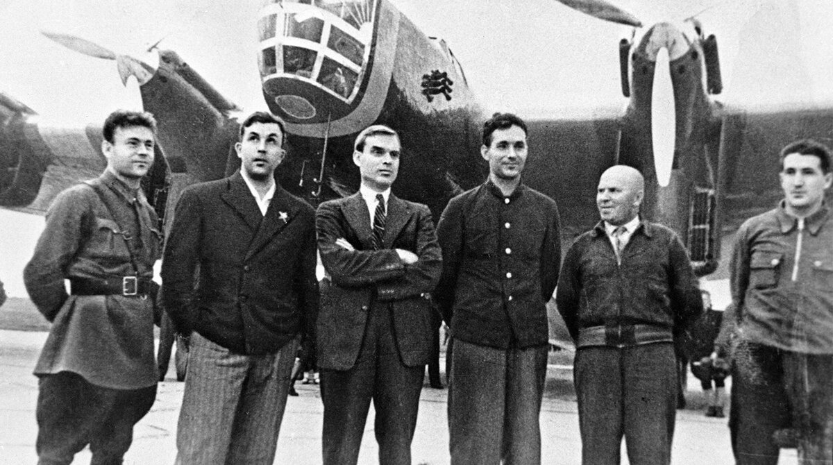 Экипаж перед взлетом. 12 августа 1937 года. Москва