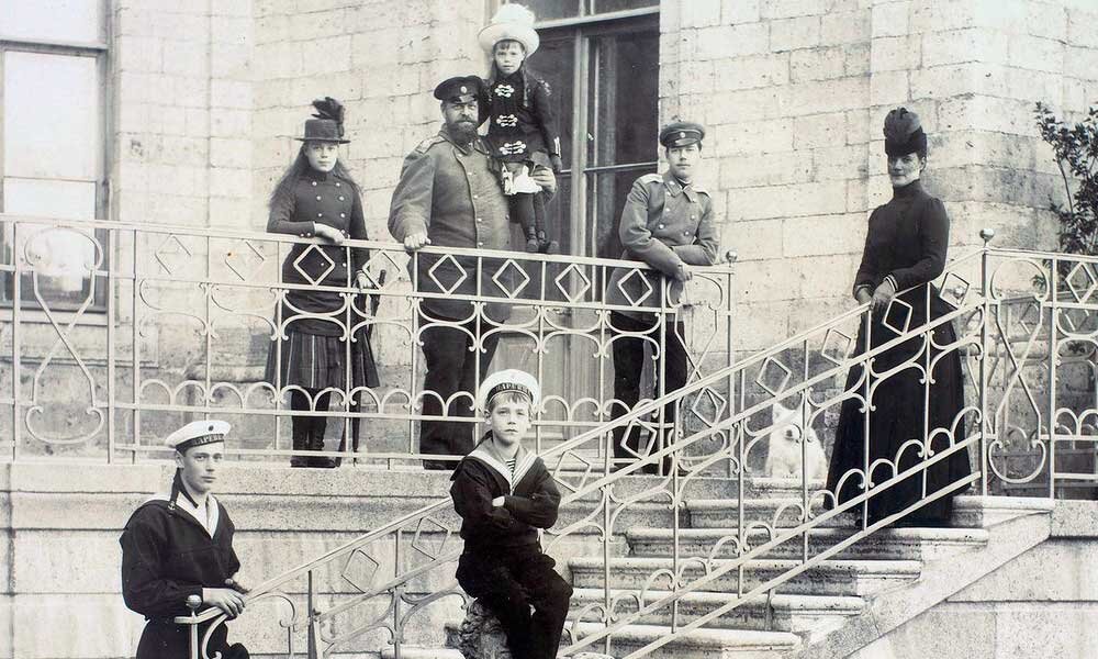 Вся семья в сборе. Ольга на перилах, рядом с отцом.