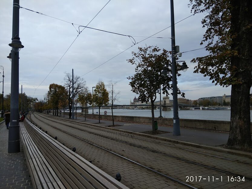 Вид на Дунай с набережной. Вдали - цепной мост Сеченьи. Фото автора.