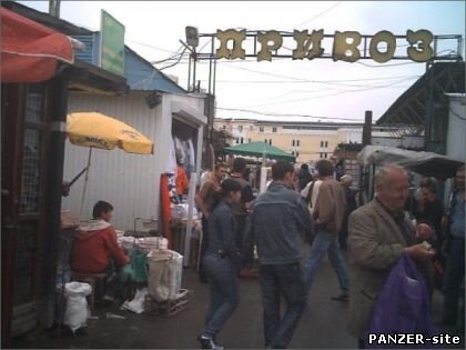 
 Чем в первую очередь запоминался Привоз? Огромной скученностью народа! Но главное было не это! Главное там можно было все пробовать! Не одно поколение студентов Одессы выросло питаясь во время прогулок по Привозу. 