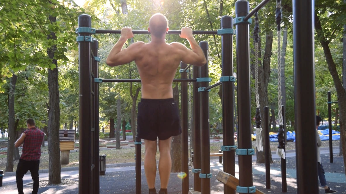 Подбородок чуть выше перекладины, делаем подконтрольно, без рывков.