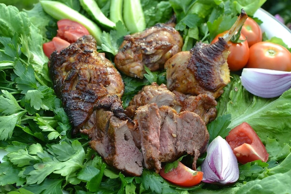 Все пробовали шашлык из свинины, курицы, телятины или баранины. При этом, не многие пробовали шашлык и гуся, а зря! Правильно замаринованный и приготовленный шашлык из гусятины - это неимоверно вкусно.

Описание приготовления:

Вашему вниманию - классический рецепт приготовления шашлыка из гуся. Чтобы мясо как следует замариновалось выкладывайте его слоями, перемешивая со специями и майонезом. Шашлык маринуется минимум 4 часа, за это время нужно периодически его перемешивать. Удачи!

Ингредиенты:

Гусь — 1/2 Штуки (половина тушки)

Лук репчатый — 5 Штук

Уксус столовый — 2 Ст. ложки

Майонез — 3-4 Ст. ложек

Вода — 1 Стакан

Соль и перец — По вкусу Количество порций: 5-6

ПОШАГОВОЕ ПРИГОТОВЛЕНИЕ:


