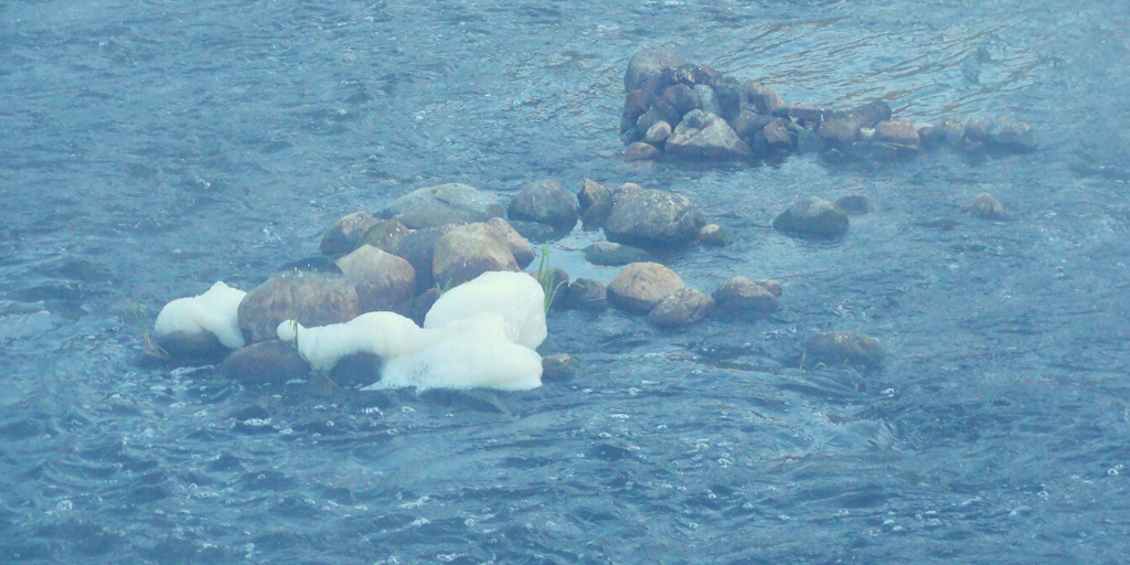 Черное озеро в Черногории.Сила воды.Вода и камень точит